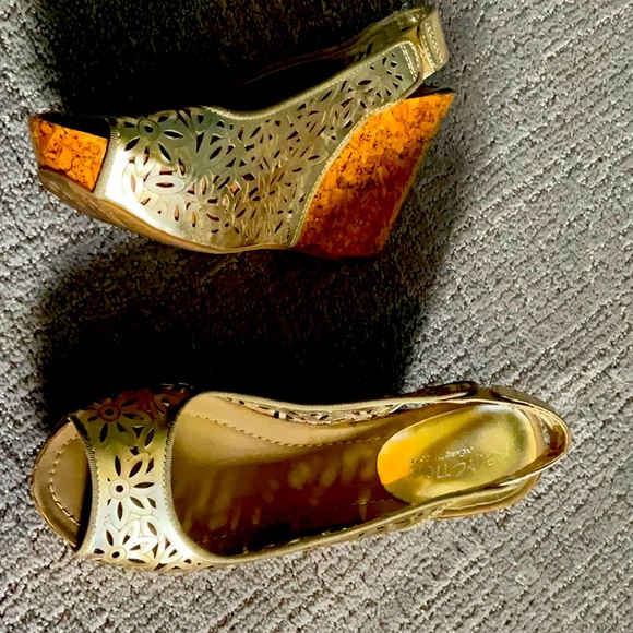 Sandals - Picture 1 of 2